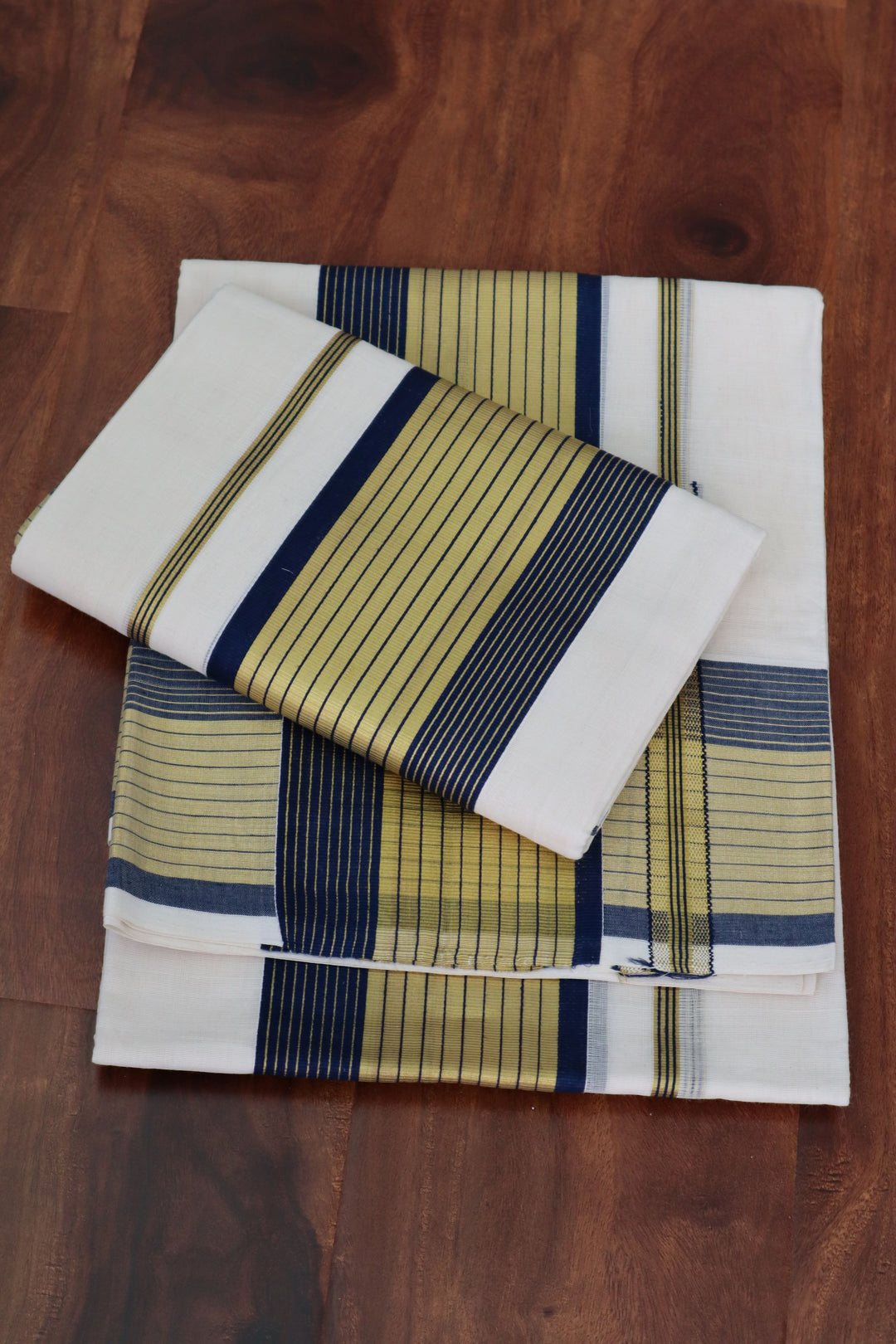 Traditional Kerala Sarees online in the USA | Handwoven pure cotton Mundum Neriyathum