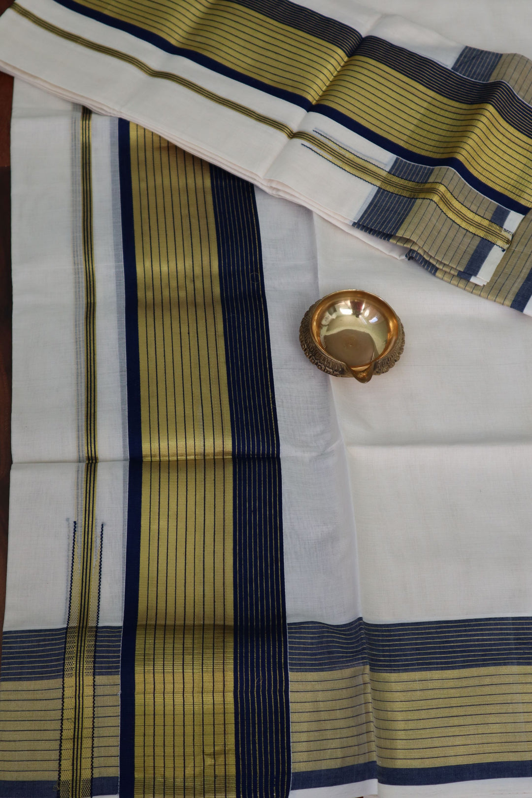 Traditional Kerala Sarees online in the USA | Handwoven pure cotton Mundum Neriyathum