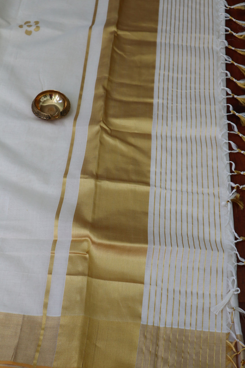 Traditional Kerala Sarees online in USA | Balaramapuram Kasavu Saree