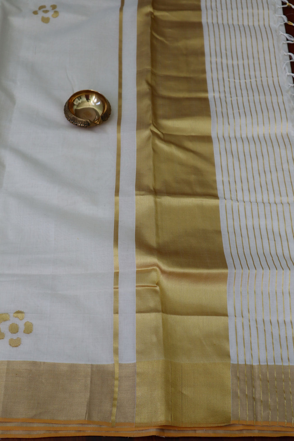 Traditional Kerala Sarees online in USA | Balaramapuram Kasavu Saree