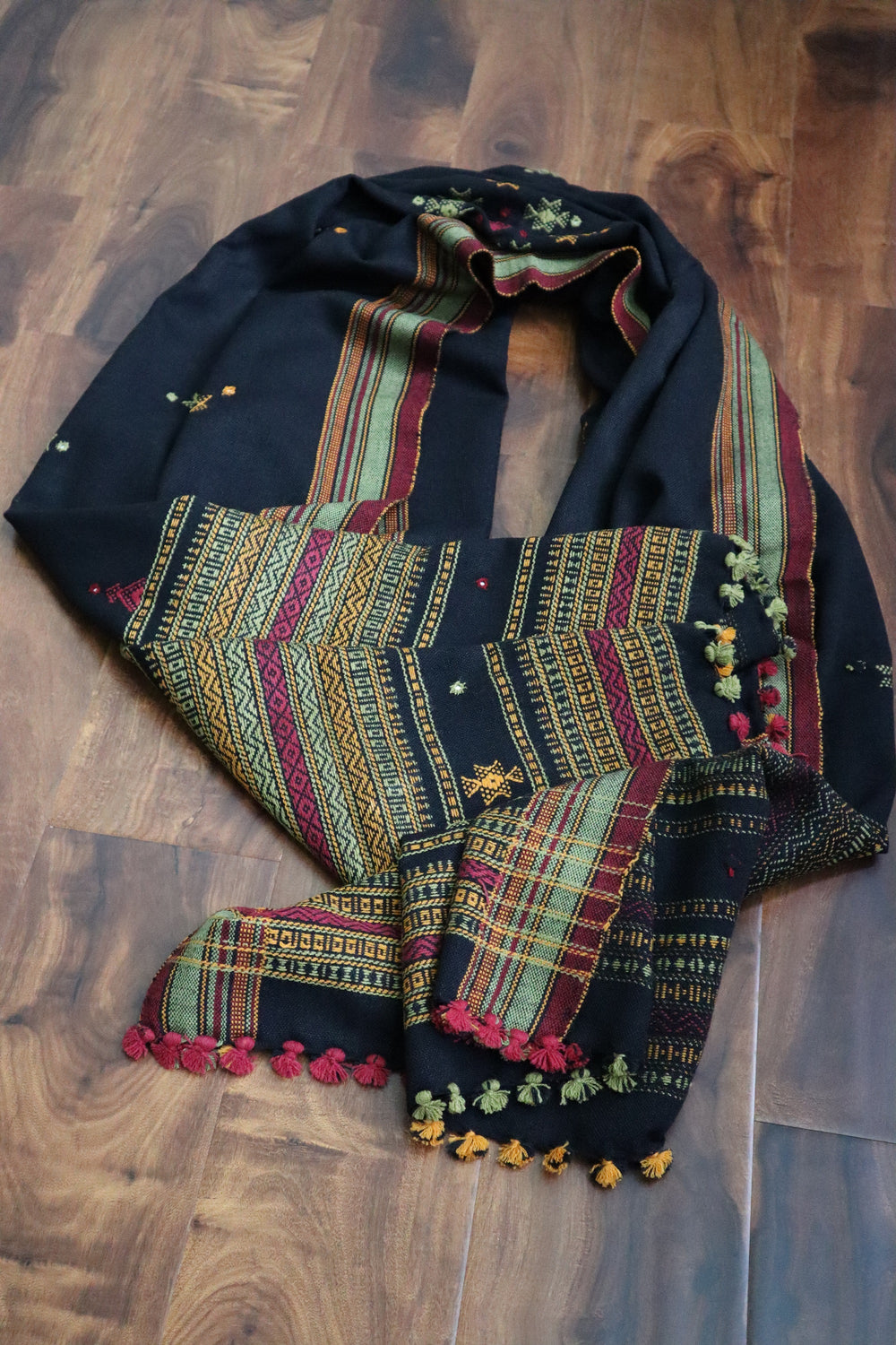 Handwoven Cotton Bhujodi shawls |  Indian clothing in the USA
